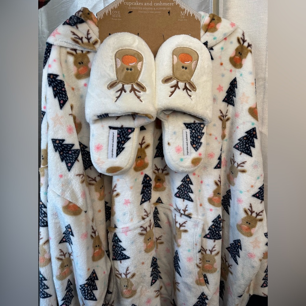 Cupcakes & Cashmere Festive Hoodie & Slipper Set - Picture 12 of 13